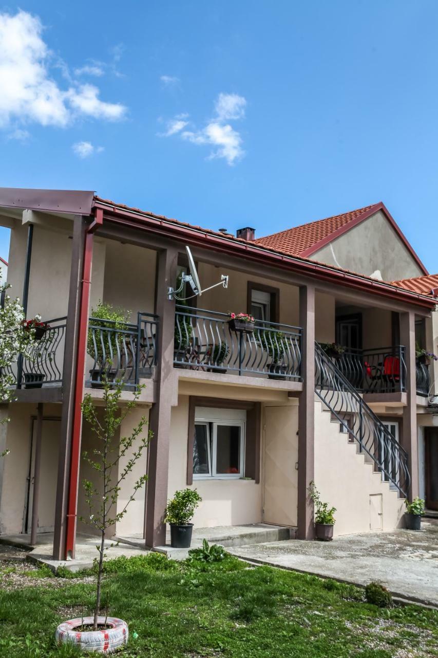Apartman Kaca เซทินเจ ภายนอก รูปภาพ